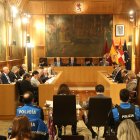 El pleno guardó un minuto de silencio por las víctimas de la violencia de género.