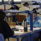 Un grupo de universitarios estudia en una de las bibliotecas de la Universidad de León.