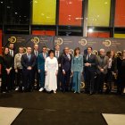 Foto de familia de los premiados en la gala del CEL.