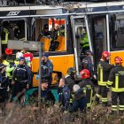 Los servicios de emergencia inspeccionan el lugar de un accidente después de que un tranvía descarrilara en la zona de Porta Venezia de Milán, en Milán, Italia, 27 de febrero de 2026. Una persona murió y casi 40 resultaron heridas después de que un tranvía descarrilara y chocara contra un edificio cercano, según el departamento de bomberos que opera en la escena. (Italia) EFE/EPA/DAVIDE CANELLA.
