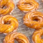 Las rosquillas de San Froilán, recién glaseadas y con la forma intacta gracias al truco del papel de horno al freírlas.