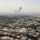 Una columna de humo emerge del centro de Teherán tras el ataque de este sábado.