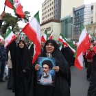 Iraníes se reúnen durante protestas anti-EE.UU. e israelíes en Teherán, con un retrato del líder supremo iraní, Ali Jameneí. EFE/EPA/ABEDIN TAHERKENAREH.