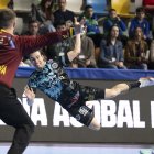 Gonzalo Pérez lanza ante la portería de un Ciudad Real al que el jugador leonés anotó cinco goles.