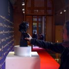 Estatuilla de los Goya instalada por el Ayuntamiento de Barcelona, con motivo de la celebración de la gala de los Premios Goya. EFE/Quique García.