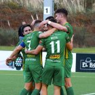 El bigoleador Mario Sánchez es felicitado por sus compañeros.