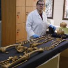 Laura González Garrido, con el esqueleto recompuesto de Girón en el Laboratorio de Antropología Física de la ULE.