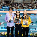 Marta García, en el centro, con su medalla de oro en la prueba de los 3.000 metros.