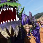 Participantes en el desfile de Vega de Espinareda.