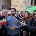 El secretario general de Vox, Ignacio Garriga, atiende a los medios en Segovia.
