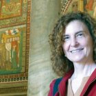 Therese Martin, en la iglesia de San Vitale de Ravenna, con el mosaico de la emperatriz Teodora.