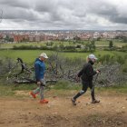 Dos viandantes pasean por Las Lomas.