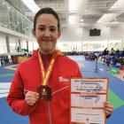 Candela con su medalla de plata.