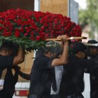 Personas cargan un arreglo floral durante la velación de Nemesio Oceguera Cervantes, alias El Mencho, líder del Cartel Jalisco Nueva Generación (CJNG), el 1 de marzo de 2026 en Guadalajara (México). EFE/ Francisco Guasco