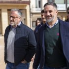 El líder de Vox, Santiago Abascal (d), y el candidato de Vox a las elecciones de Castilla y León, Carlos Pollán (i), visitan este lunes la localidad soriana de Almazán.