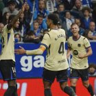 Marcus Rashford celebra con Ronald Araújo (2-i) y Dani Olmo el tercer gol del Barcelona frente al Oviedo, durante el partido de la sexta jornada de LaLiga que disputaron en el Carlos Tartiere, el 25 de septiembre. EFE/Paco Paredes.