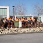 los alumnos de 'Verde Sariegos I' posan con el alcalde delante del Ayuntamiento.