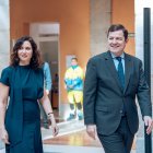 Archivo - (I-D) El presidente de la Junta de Castilla y León, Alfonso Fernández Mañueco, y la presidenta de la Comunidad de Madrid, Isabel Díaz Ayuso, a su llegada al pregón de la Semana Santa de Valladolid, en la Real Casa de Correos, a 18 de febrero de.