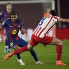 Lamine trata de regatear a un defensor del Atlético en el partido jugado en el Camp Nou.