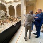 El abad del Dulce Nombre de Jesús Nazareno, Miguel Urdiales, durante la visita a la exposición de Carnicerías.
