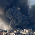Vista de la columna de humo tras un ataque aéreo israelí en Bourj Al Barajneh, en los suburbios del sur de Beirut, Líbano, este lunes. EFE/ Wael Hamzeh