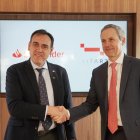 El presidente de Vitartis, Santiago Miguel, y el director de Estrategia, clientes y rentabilidad de Santander España, Javier Cortadellas, suscriben un convenio de colaboración