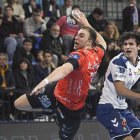 Alberto Martín tira a puerta en el partido disputado hace unas semanas en Granollers.