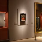 Vista general de la entrada a la exposición y algunas de las piezas que se pueden ver en el Museo de León.
