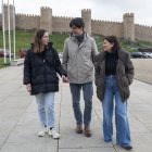 El candidato de En Común a la Presidencia de la Junta, Juan Gascón, y la ministra de Juventud e Infancia, Sira Rego, participan en un acto de campaña en Ávila.
