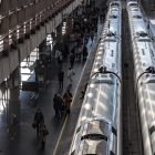 Viajeros cogen su tren en la estación de Madrid-Puerta de Atocha-Almudena Grandes, a 17 de febrero de 2026, en Madrid (España). Los operadores ferroviarios Renfe e Iryo han anunciado hoy que retoman sus servicios en la línea de alta velocidad entre Madrid.