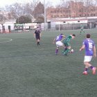 Un jugador bañezano lucha por recuperar el balón.