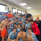 Los jugadores del juvenil de la Cultural celebran su victoria.