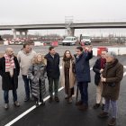 La candidata del PP de León a las Cortes, María José Álvarez Casais, visita el polígono industrial de Villadangos del Páramo, junto al consejero de Economía y Hacienda, Carlos Fernández Carriedo y el presidente provincial del partido, Juan Carlos Suárez-Quiñones.