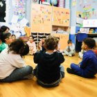 Varios niños y niñas con su profesora en una de las aulas del centro.