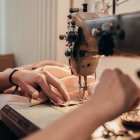 Una máquina de coser tradicional en funcionamiento, símbolo de las reparaciones textiles que durante décadas se hacían en casa