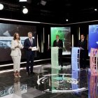 Los tres candidatos, Carlos Martínez (d), Mañueco (c) y Carlos Pollán (i) junto con los dos conductores del debate electoral en CYLTV.