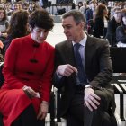 Pedro Sánchez y Elma Saiz en la primera Cumbre Internacional contra el Odio.