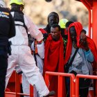 Archivo - Varios migrantes son rescatados y trasladados por Salvamento Marítimo al puerto de Arguineguín, a 15 de enero de 2026, en Gran Canaria, Canarias (España). Dos migrantes, de un total de 108 personas a bordo, han fallecido en el intento de un cayu.