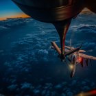 Un KC-135 de la Fuerza Aérea de EE UU reabastece de combustible a un F/A-18F.