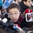 El exdiputado de Sumar y cofundador de Podemos Íñigo Errejón atiende a los medios a las puertas de los juzgados de Plaza de Castilla en Madrid en una imagen de enero de 2025. EFE/Sergio Pérez.