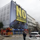 Pancarta de Greenpeace con el lema 'No a la guerra' en la Puerta del Sole, este martes.