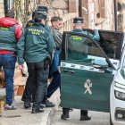 Imagen de la Guardia Civil con el hombre que se parapetó en su casa familiar.  Imagen de los agentes antes de la intervención.