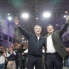 El presidente nacional del PP, Alberto Núñez Feijóo, y el candidato a la reelección como presidente de la Junta, Alfonso Fernández Mañueco, durante el acto de fin de campaña del PPCyL en Valladolid