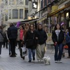 Gente paseando por las calles de León.