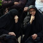 Dos mujeres iraníes, tapadas completamente, en el funeral de Ali Shamkhani.