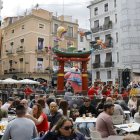 Un gran número de personas almuerza junto a una falla en proceso de montaje durante este sábado.