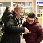 María Ángeles Álvarez y su nieto Edgar, que ayer aprendió y disfrutó del proceso del voto.