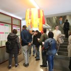 Votantes consultan la mesa que les corresponde para votar en un colegio electoral en El Bierzo.