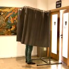 Un elector vota  en un colegio electoral de la capital leonesa.