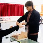 Marco Fernández ha votado por primera vez en el Colegio Dominicas de la Anunciata.